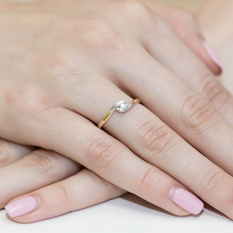 Pierścionek zaręczynowy z diamentem