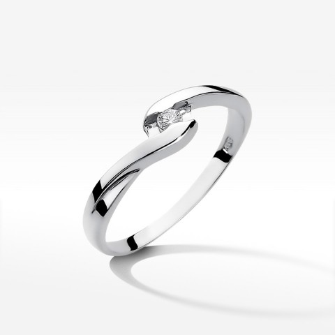 Pierścionek zaręczynowy z diamentem