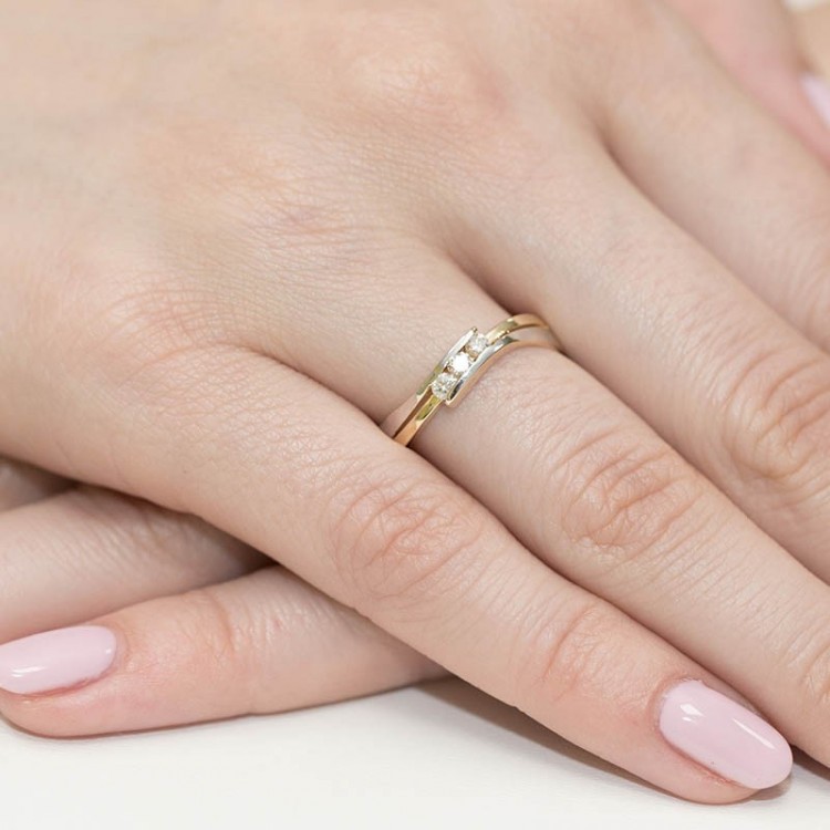 Pierścionek zaręczynowy z diamentami