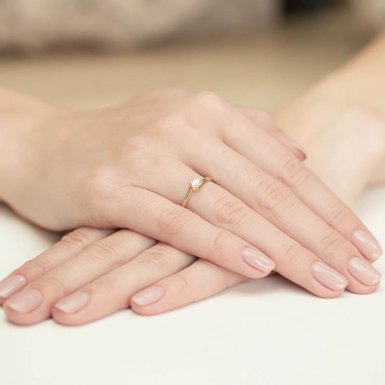 Pierścionek zaręczynowy z diamentem