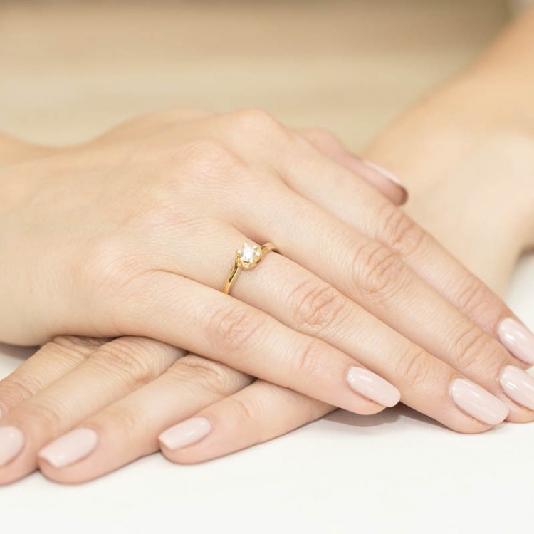 Pierścionek zaręczynowy z diamentem