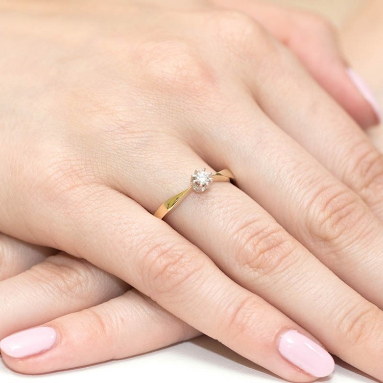 Pierścionek zaręczynowy z diamentem