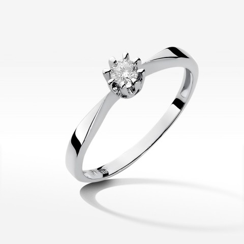 Pierścionek zaręczynowy z diamentem