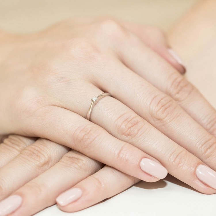 Pierścionek zaręczynowy z diamentem