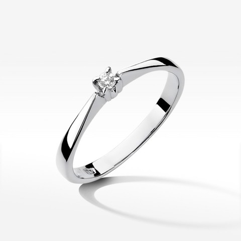 Pierścionek zaręczynowy z diamentem