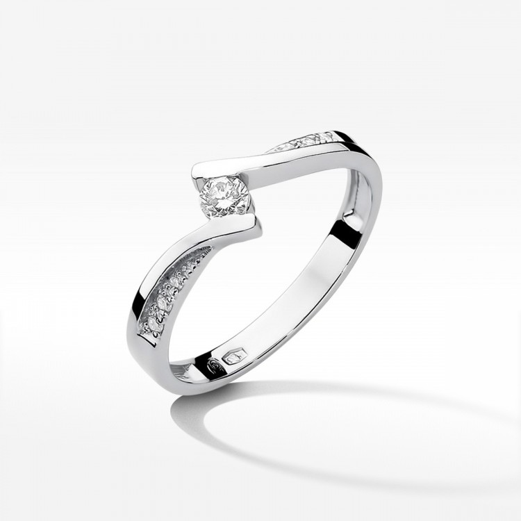 Pierścionek zaręczynowy z diamentami