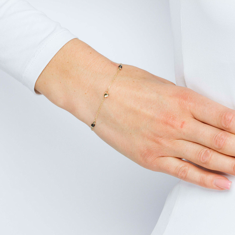 Bransoletka ze złota serca z czarnymi koralikami