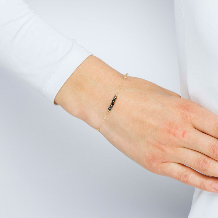 Bransoletka ze złota z czarnymi koralikami