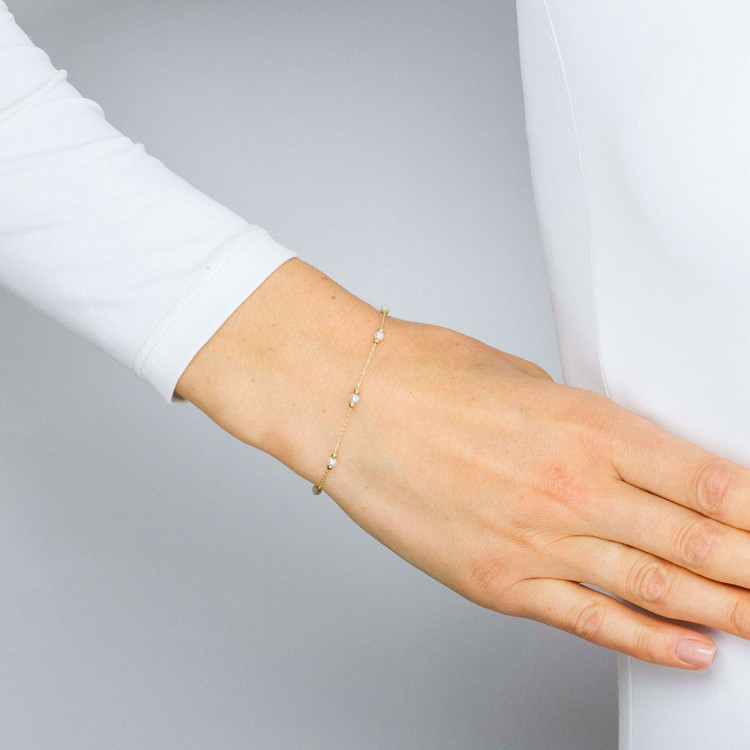 Bransoletka ze złota z białymi koralikami