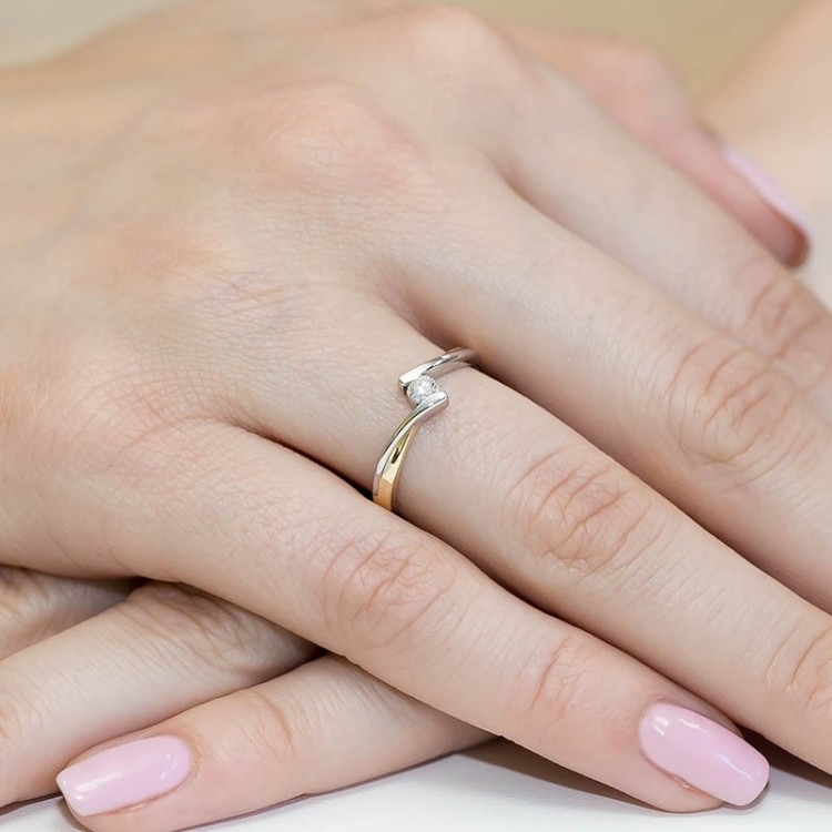 Pierścionek zaręczynowy z diamentem