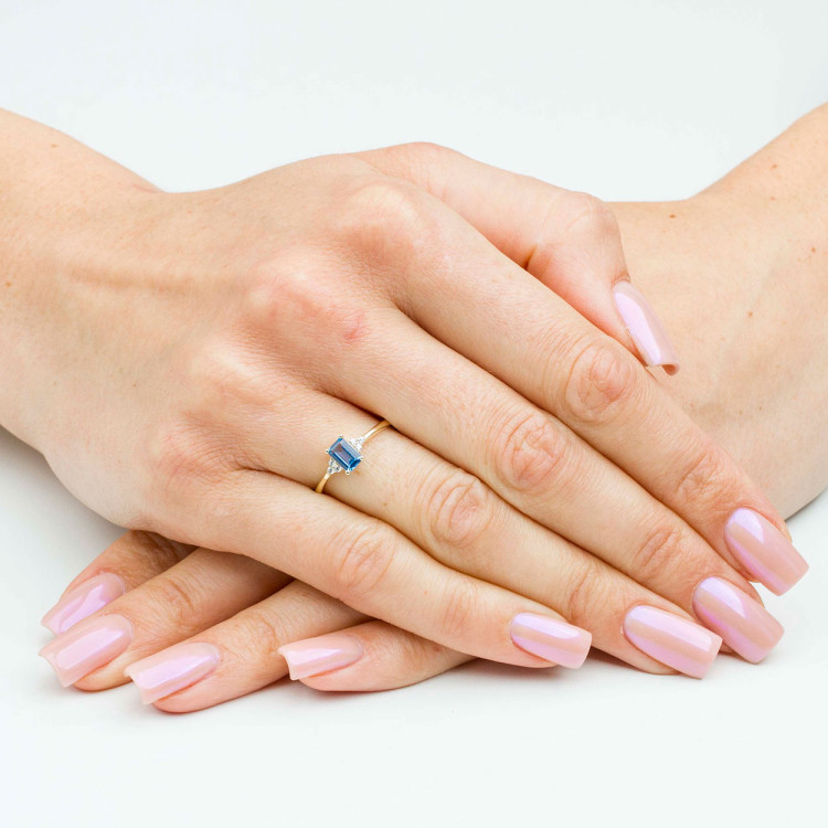 Pierścionek ze złota z niebieską i białymi cyrkoniami