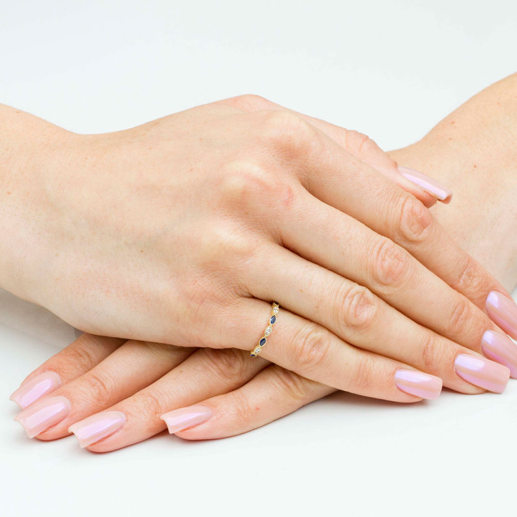 Pierścionek ze złota z niebieskimi i białymi cyrkoniami