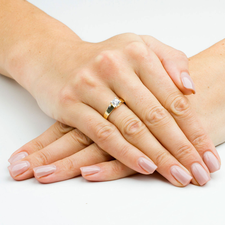 Pierścionek ze złota z białą cyrkonią