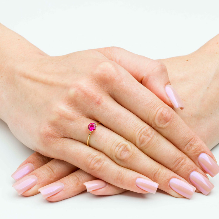 Pierścionek ze złota z różową cyrkonią