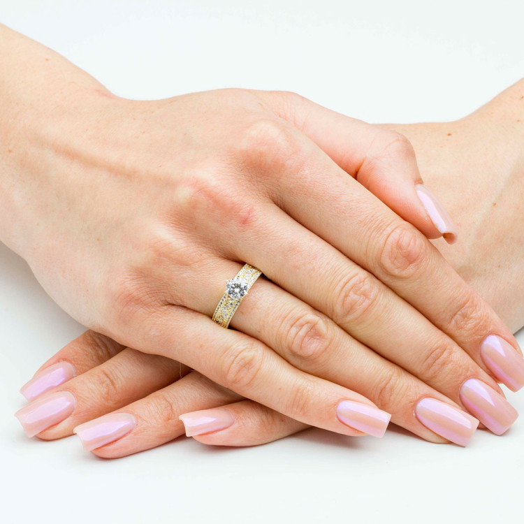 Pierścionek ze złota z białymi cyrkoniami