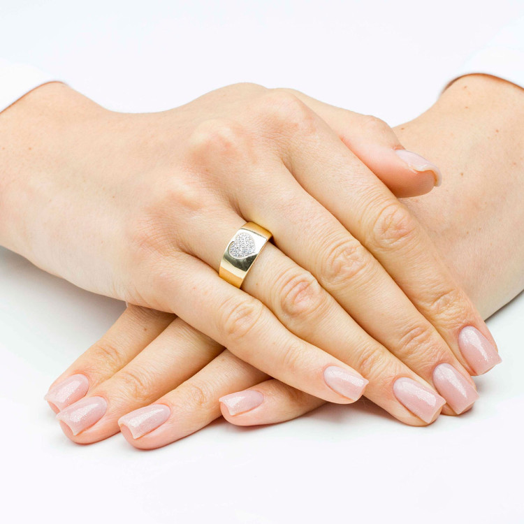 Pierścionek ze złota serce z białymi cyrkoniami