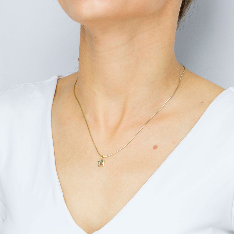 Zawieszka ze złota literka M z białymi cyrkoniami