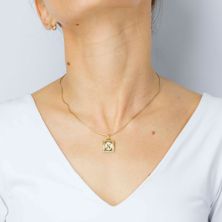 Zawieszka ze złota litera N z wzorem greckim