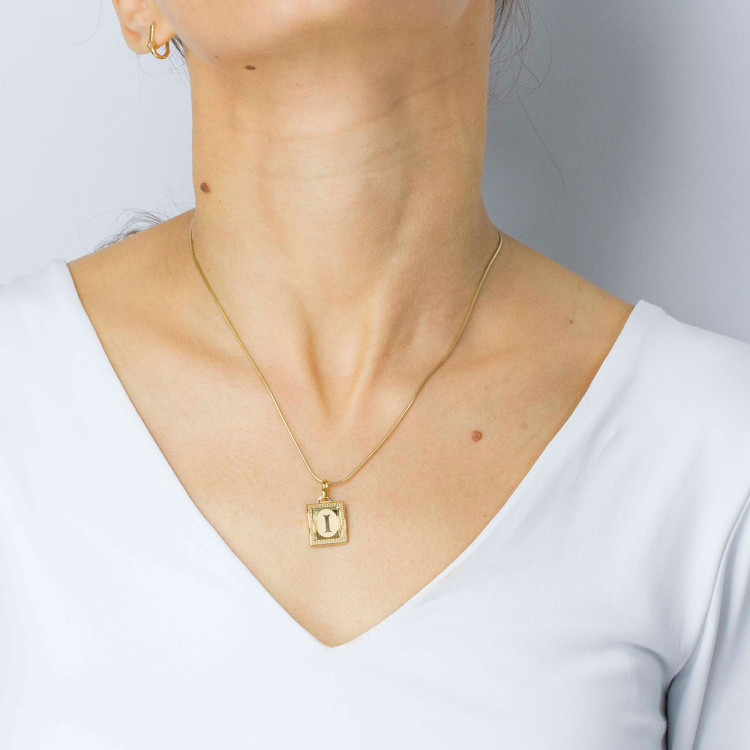 Zawieszka ze złota litera I z wzorem greckim