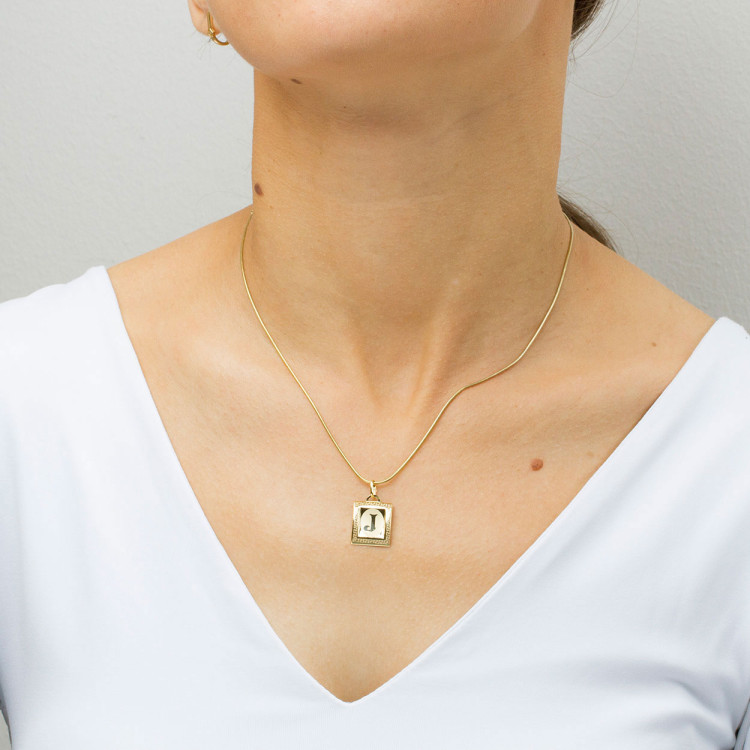 Zawieszka ze złota litera J z wzorem greckim