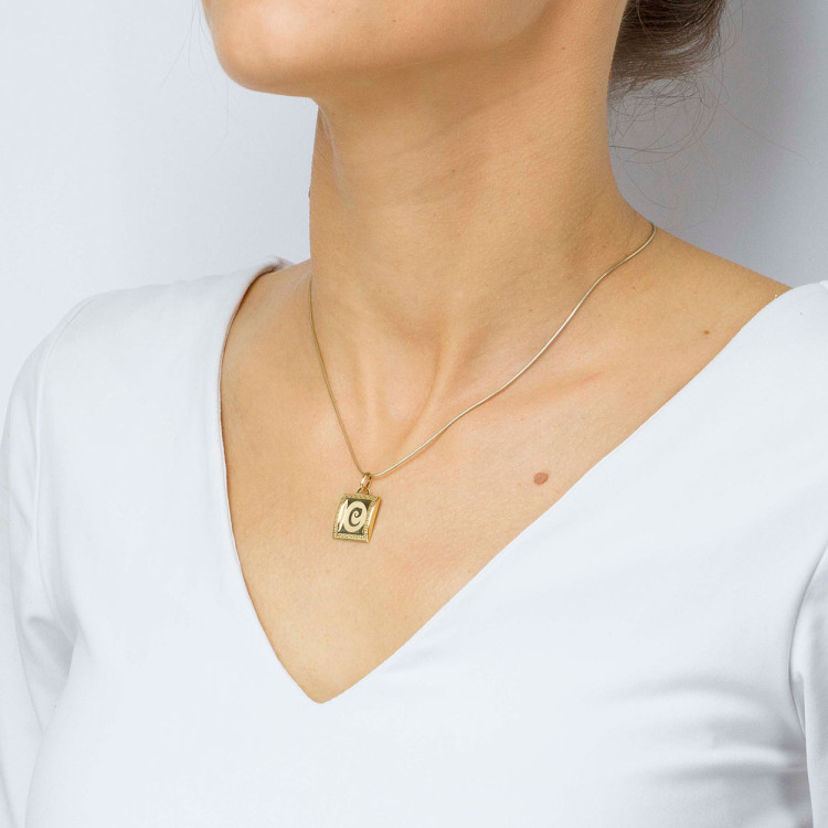 Zawieszka ze złota litera C z wzorem greckim