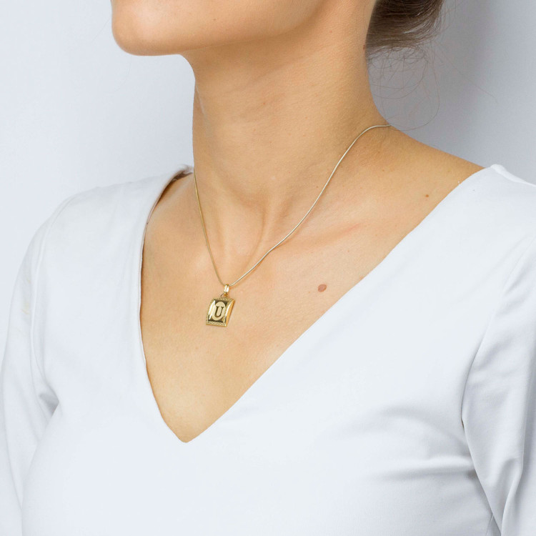 Zawieszka ze złota litera U z wzorem greckim