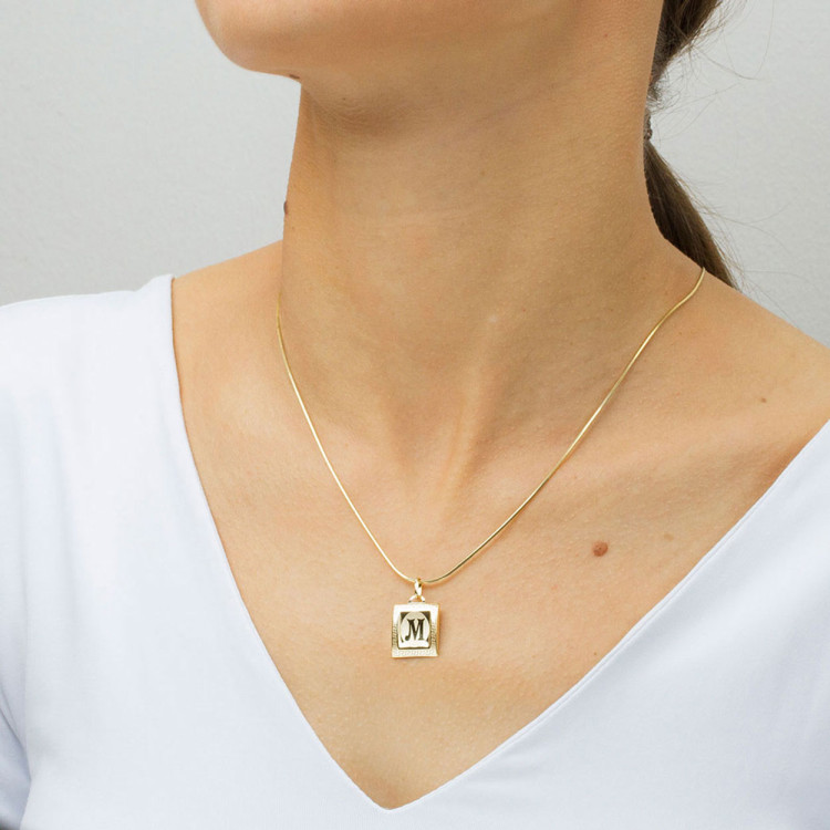 Zawieszka ze złota litera M z wzorem greckim