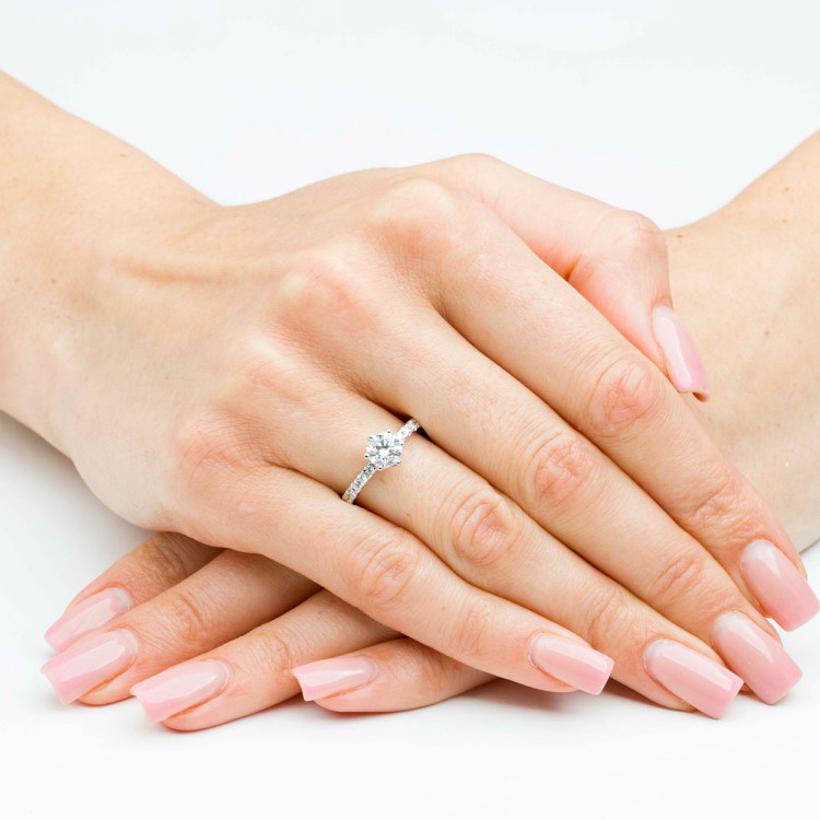 Pierścionek ze złota z diamentami laboratoryjnymi