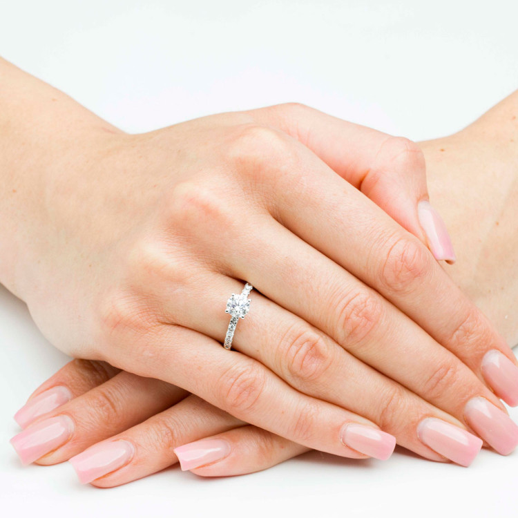 Pierścionek ze złota z diamentami laboratoryjnymi