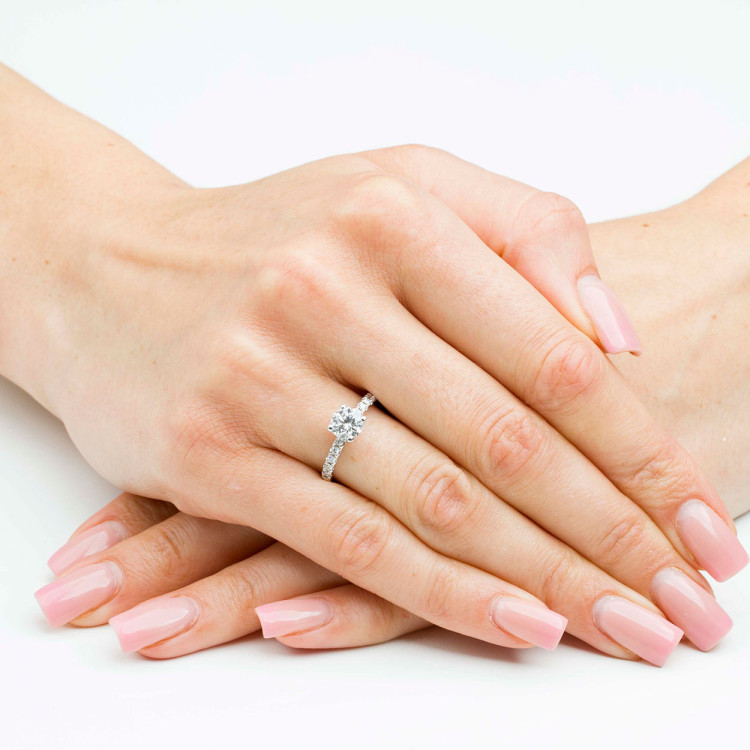 Pierścionek ze złota z diamentami laboratoryjnymi