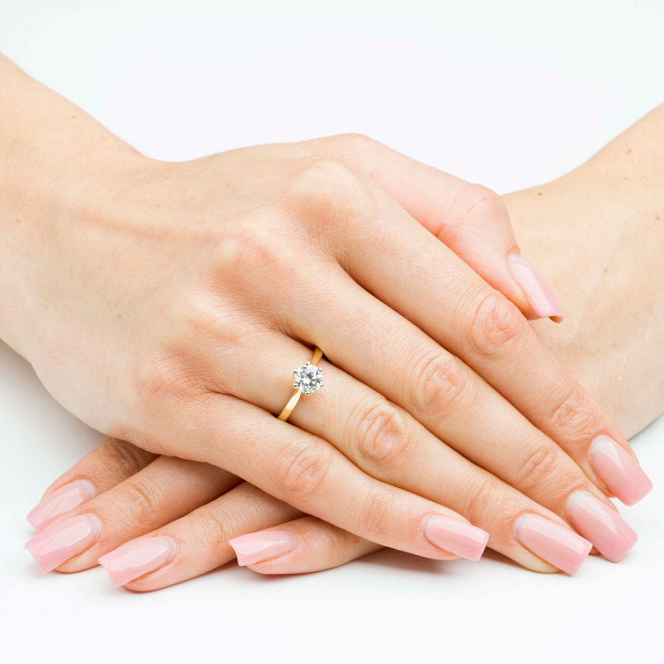 Pierścionek ze złota z diamentem laboratoryjnym