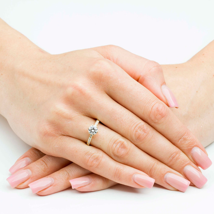 Pierścionek ze złota z diamentami laboratoryjnymi