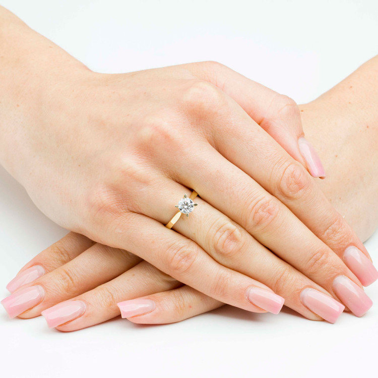 Pierścionek ze złota z diamentem laboratoryjnym