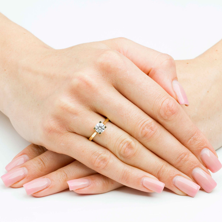 Pierścionek ze złota z diamentem laboratoryjnym