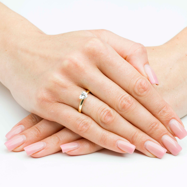 Pierścionek ze złota z diamentem laboratoryjnym