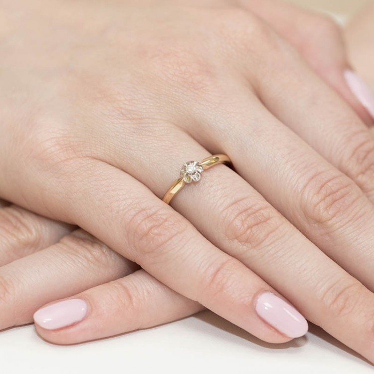 Pierścionek zaręczynowy z diamentem