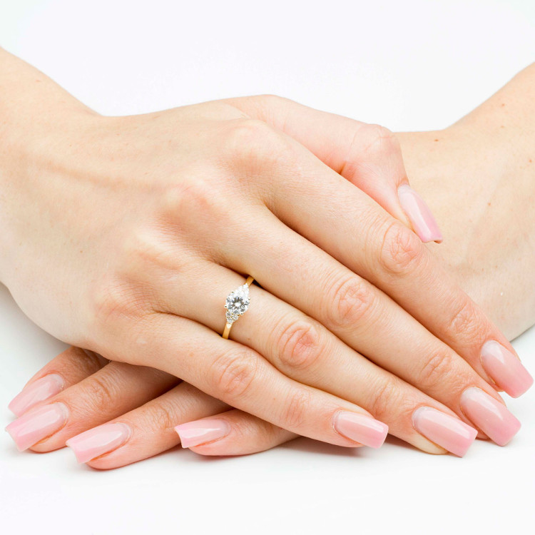 Pierścionek ze złota z diamentami laboratoryjnymi