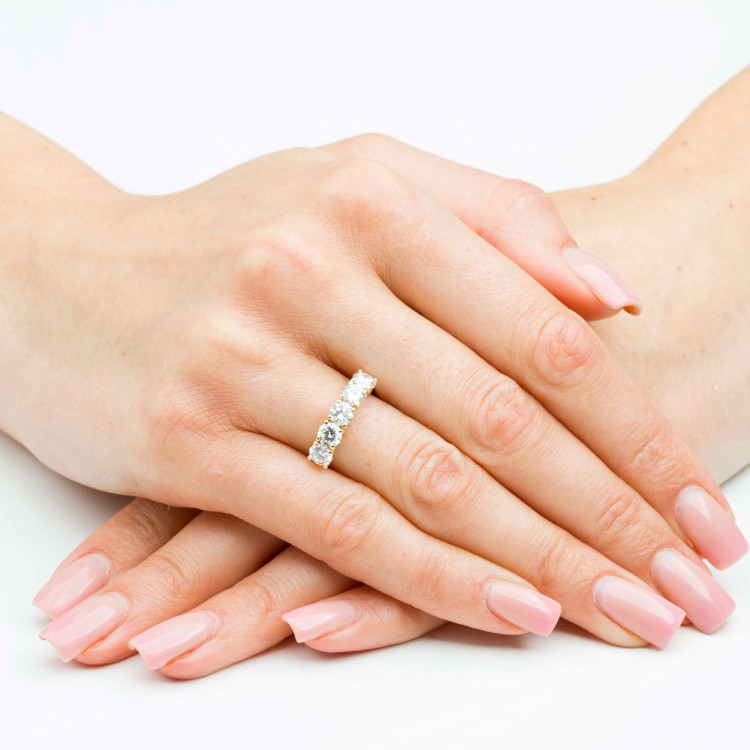 Pierścionek ze złota z diamentami laboratoryjnymi