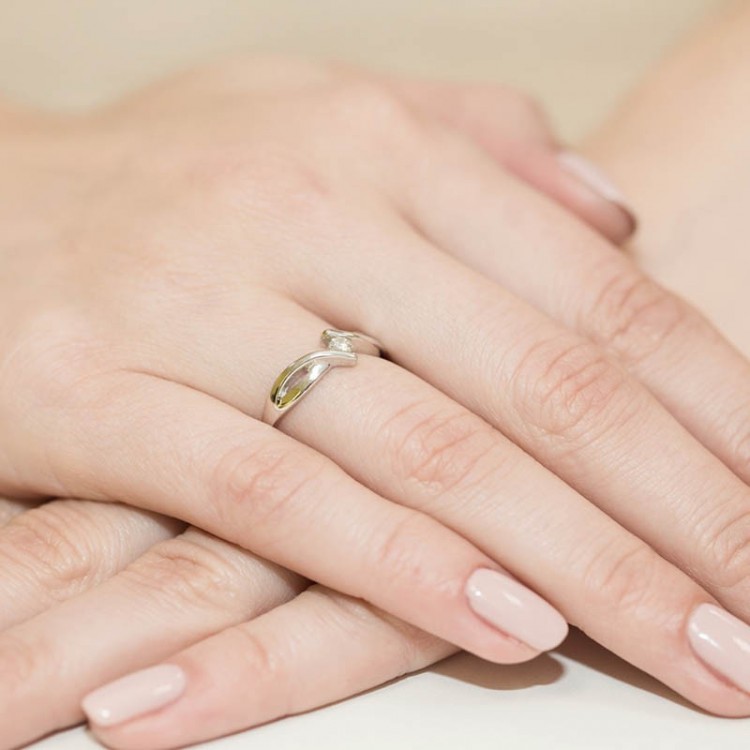 Pierścionek zaręczynowy z diamentem