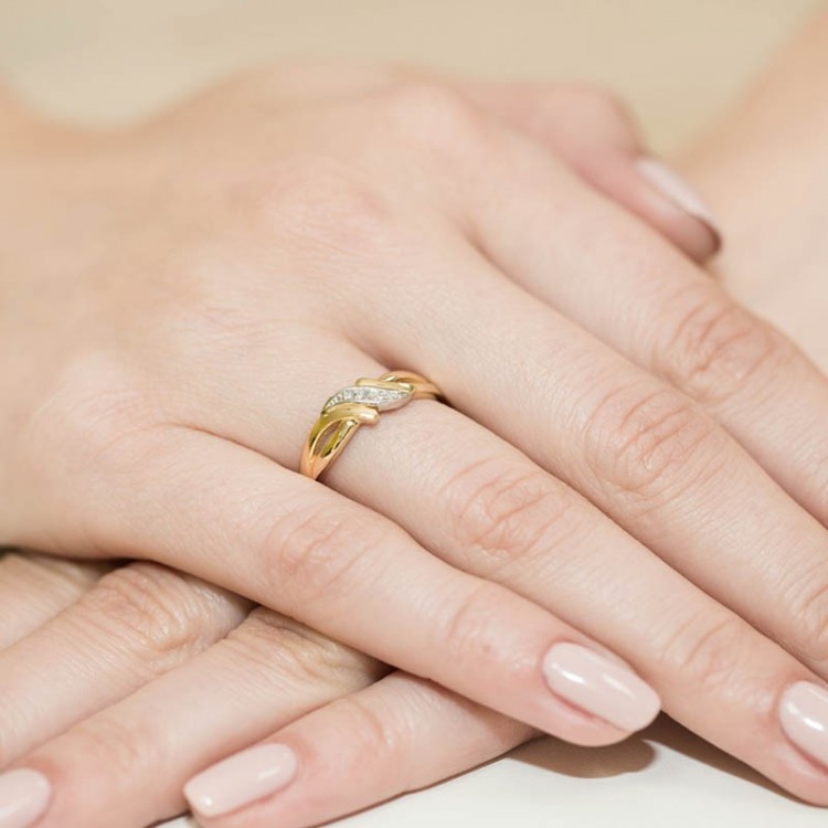 Pierścionek zaręczynowy z diamentami