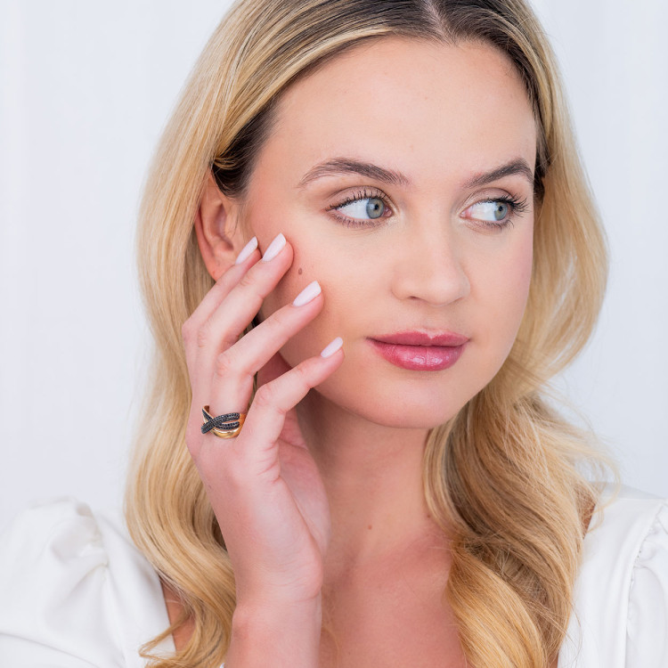 Pierścionek ze złota z czarnymi cyrkoniami