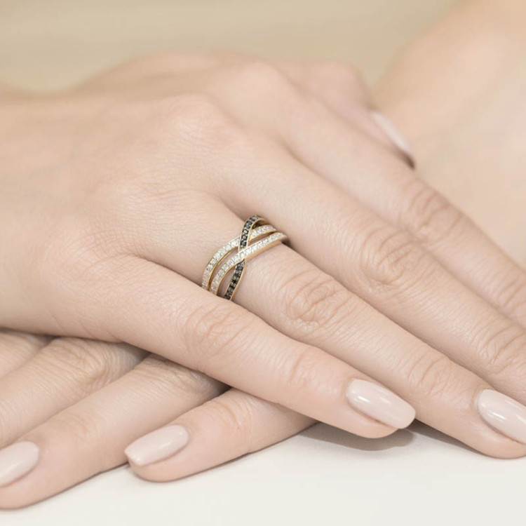 Pierścionek z czarnymi diamentami