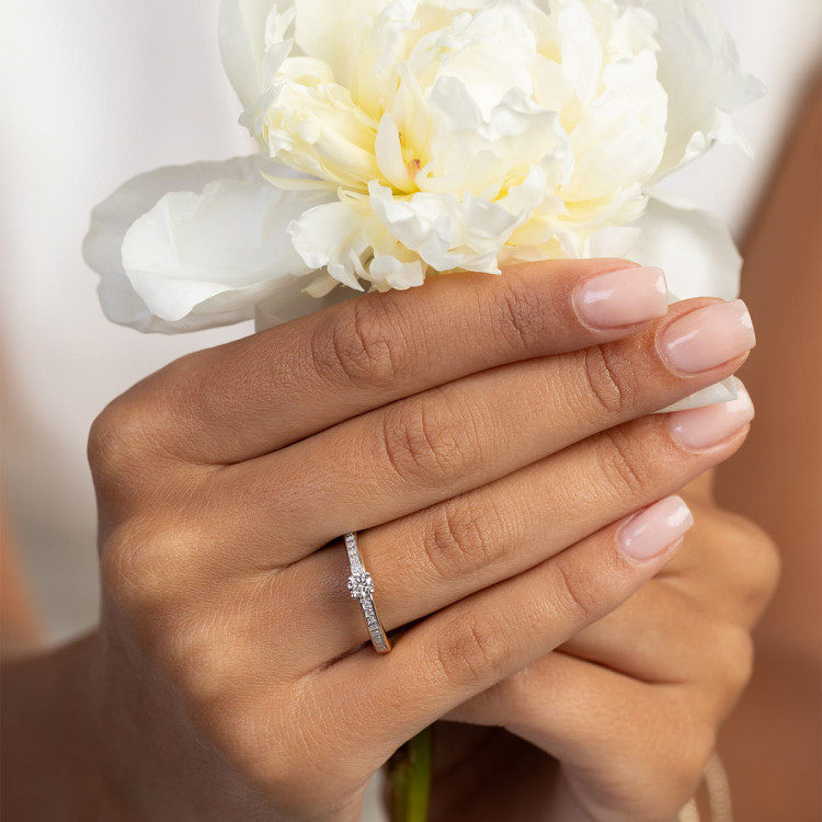 Pierścionek ze złota z diamentami