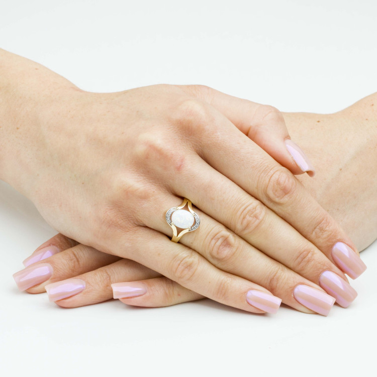 Pierścionek ze złota z opalem i białymi cyrkoniami