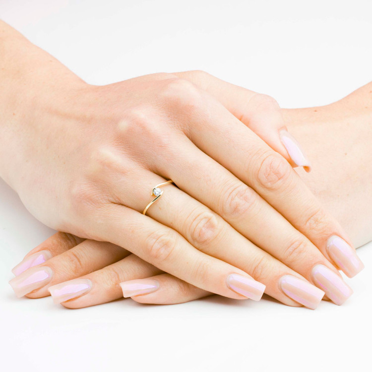 Pierścionek ze złota z białą cyrkonią