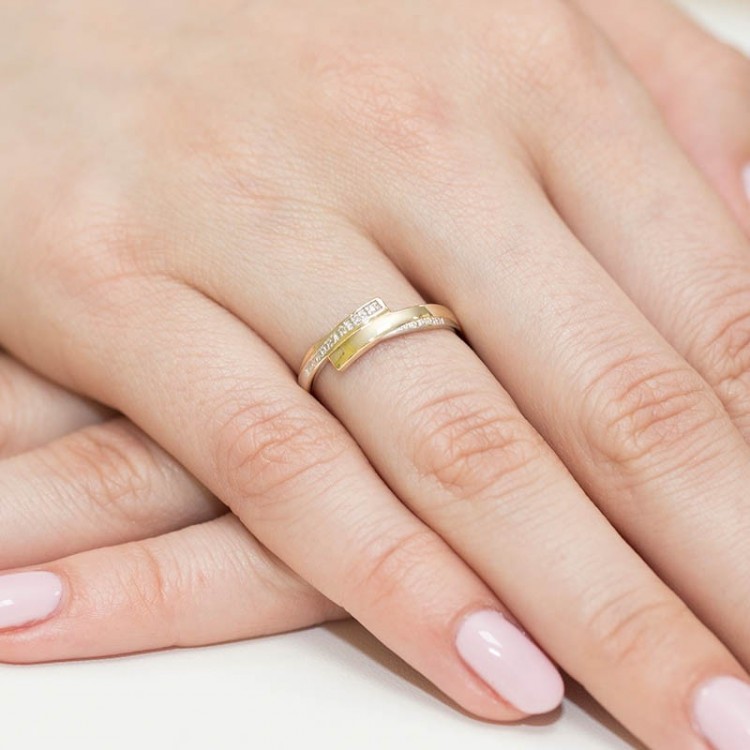 Pierścionek zaręczynowy z diamentami