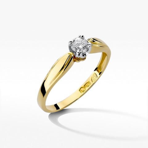 Pierścionek zaręczynowy z diamentem