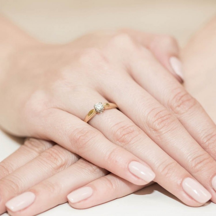 Pierścionek zaręczynowy z diamentem