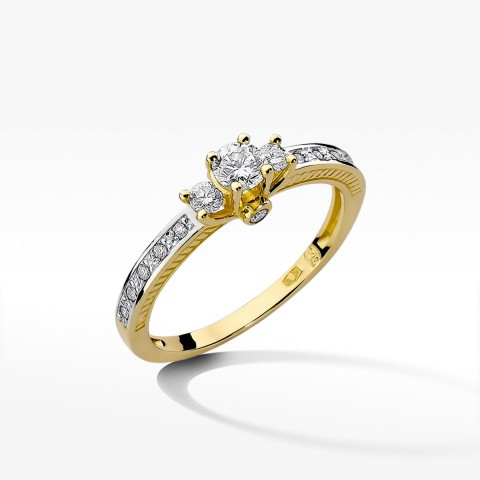 Pierścionek zaręczynowy z diamentami