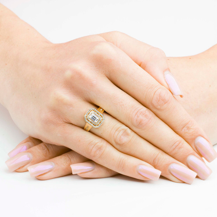 Pierścionek ze złota z białymi cyrkoniami